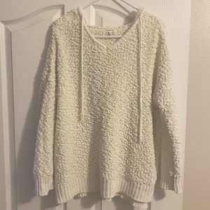 White knitted pullover